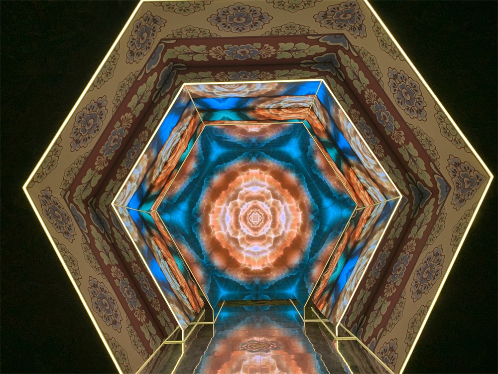 中國(guó)國(guó)家博物館“華彩萬(wàn)象——石窟藝術(shù)沉浸體驗(yàn)”現(xiàn)場(chǎng)。人民網(wǎng)記者 韋衍行攝