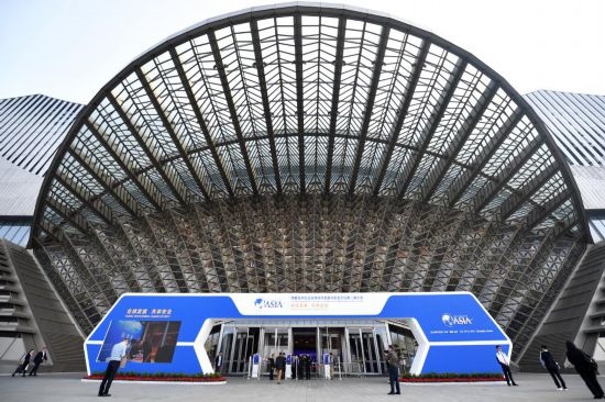 2023年10月30日，參會(huì)嘉賓步入長沙國際會(huì)議中心。當(dāng)日，以“全球發(fā)展 共享安全”為主題的博鰲亞洲論壇全球經(jīng)濟(jì)發(fā)展與安全論壇第二屆大會(huì)在湖南長沙開幕。新華社記者 陳振海 攝