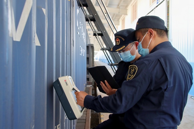 海關(guān)關(guān)員使用手持式輻射探測儀對中老鐵路入境貨物進行檢測。張釋巍攝