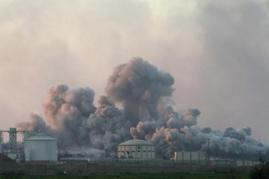  這是1月6日從加沙邊境以色列一側(cè)拍攝的加沙北部遭襲情況。新華社發(fā)（伊蘭·阿薩亞格攝/基尼圖片社）