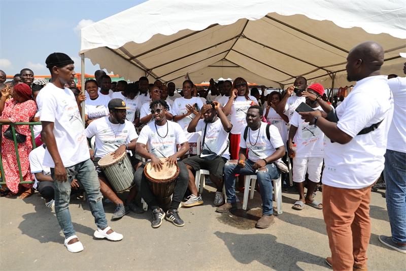 當(dāng)?shù)孛癖姂c祝通車。中建國(guó)際中西非公司供圖。