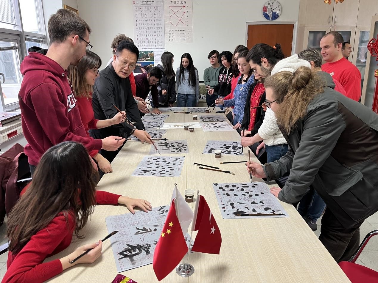 學(xué)生體驗(yàn)書法。中東技術(shù)大學(xué)孔院供圖