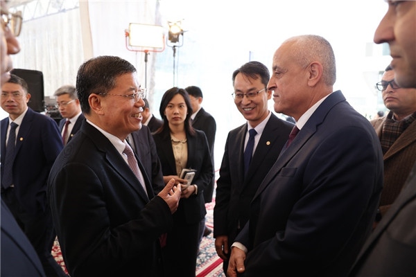 李永明同埃及住房部副部長會談交流。主辦方供圖