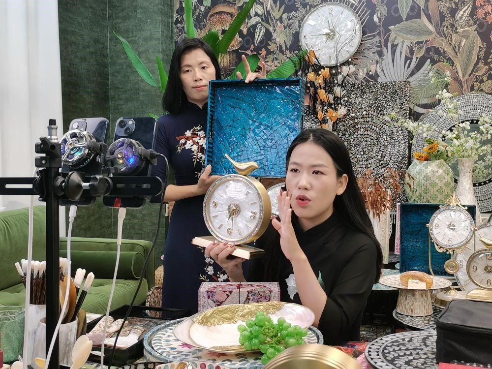 △在廣西防城港東興市一個(gè)電商直播間里，主播在進(jìn)行活動(dòng)推介。