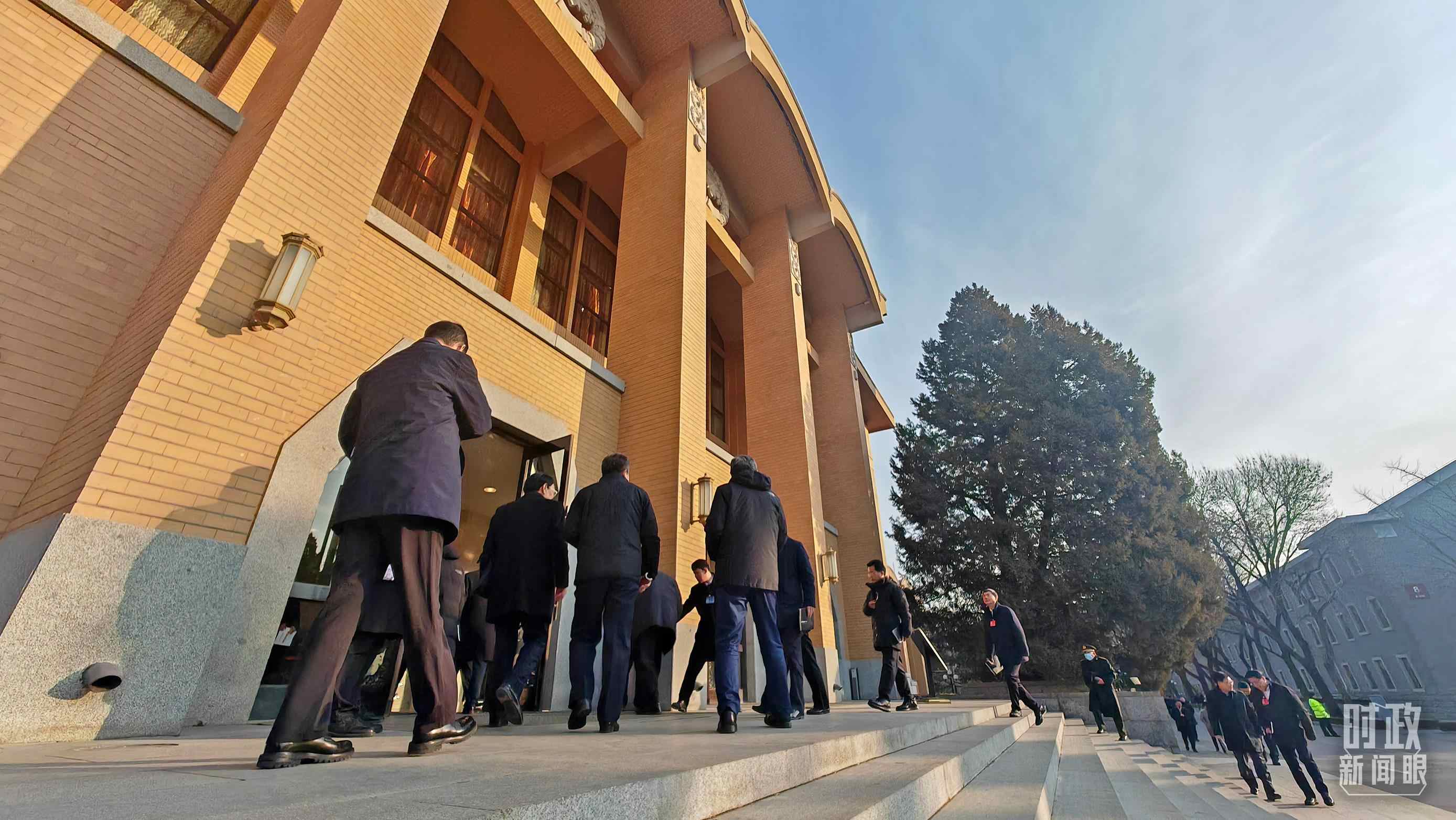 △省部級(jí)主要領(lǐng)導(dǎo)干部推動(dòng)金融高質(zhì)量發(fā)展專(zhuān)題研討班的學(xué)員們正在進(jìn)入會(huì)場(chǎng)。（總臺(tái)央視記者王策拍攝）