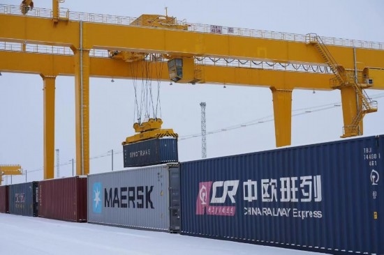 霍爾果斯口岸鐵路換裝場(chǎng)內(nèi)正在進(jìn)行集裝箱換裝作業(yè)。（受訪單位供圖）