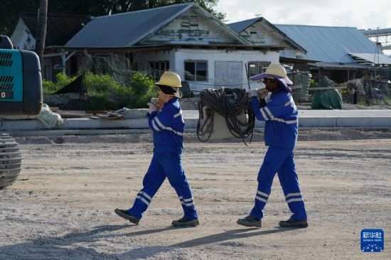 1月18日，工作人員在瑙魯艾沃港碼頭升級改造項目工地工作。新華社記者 王申 攝