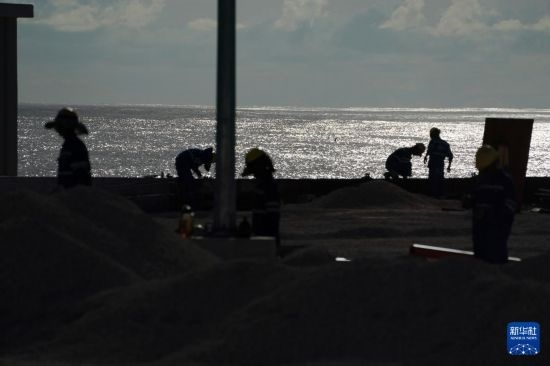 1月18日，工作人員在瑙魯艾沃港碼頭升級改造項目工地工作。新華社記者 王申 攝