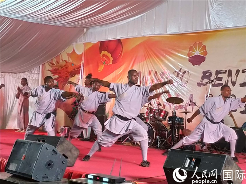 貝寧中國(guó)文化中心武術(shù)隊(duì)在進(jìn)行表演。人民網(wǎng)記者 黃培昭攝