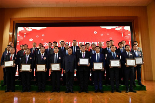 張漢暉為獲獎單位和個人頒發(fā)獎狀。駐俄羅斯使館供圖