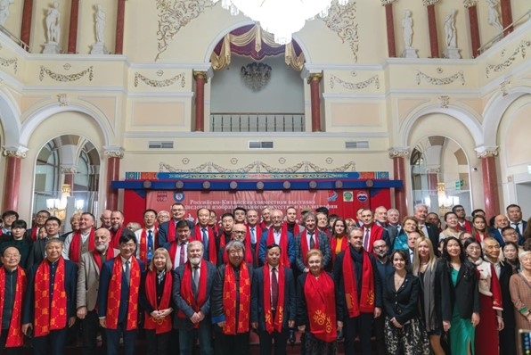 中俄書法美術(shù)作品聯(lián)展與會(huì)來賓共同合影留念。駐俄羅斯使館供圖