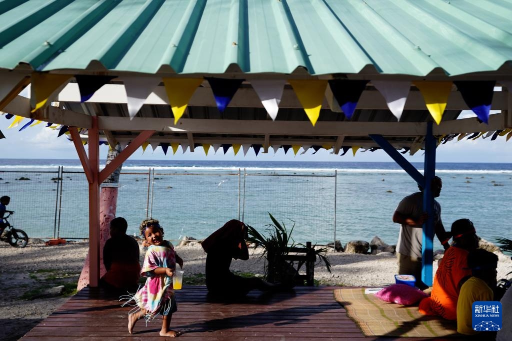 1月20日，當(dāng)?shù)厝嗽阼斠惶幒┬蓍e娛樂。新華社記者 王申 攝