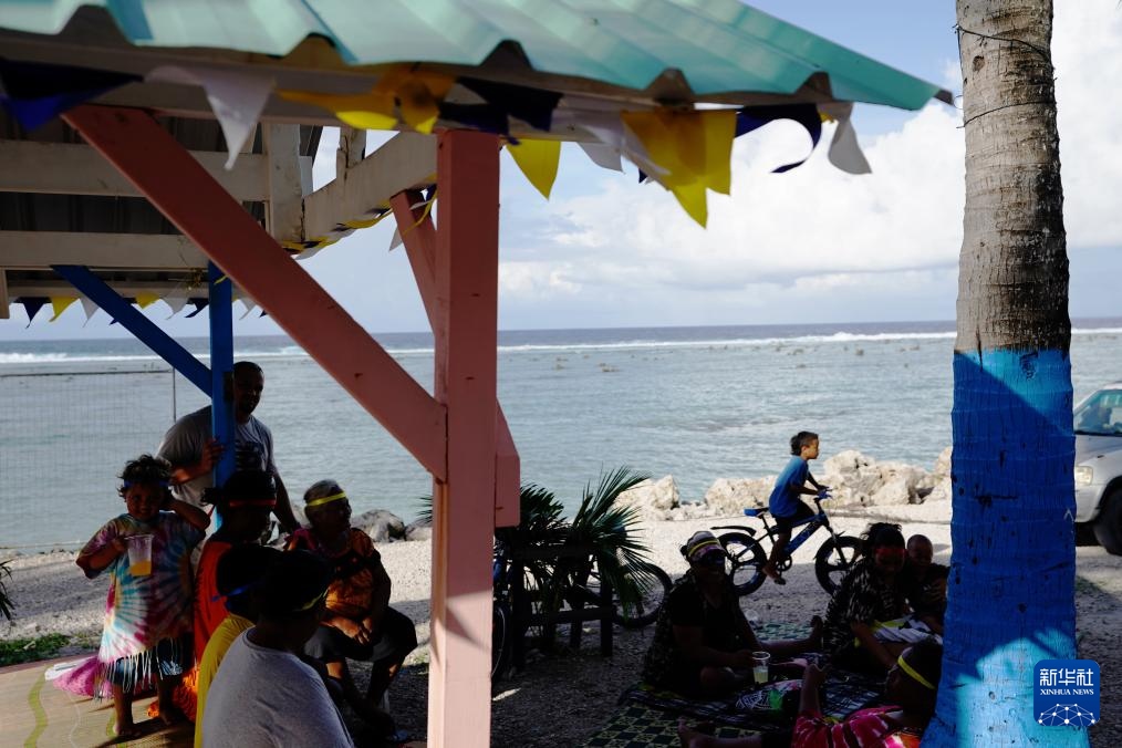 1月20日，當(dāng)?shù)厝嗽阼斠惶幒┬蓍e娛樂。新華社記者 王申 攝