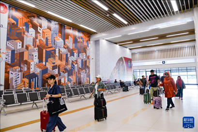 1月24日，在印度尼西亞雅加達(dá)哈利姆站，乘客在候車大廳內(nèi)行走。新華社記者 徐欽 攝