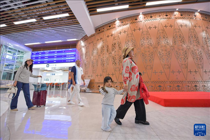 1月24日，在印度尼西亞雅加達(dá)哈利姆站，乘客在候車大廳內(nèi)行走。新華社記者 徐欽 攝