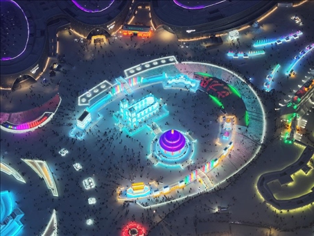 這是2023年12月27日在哈爾濱冰雪大世界拍攝的以巴黎圣母院和北京天壇為核心的冰建景觀群。