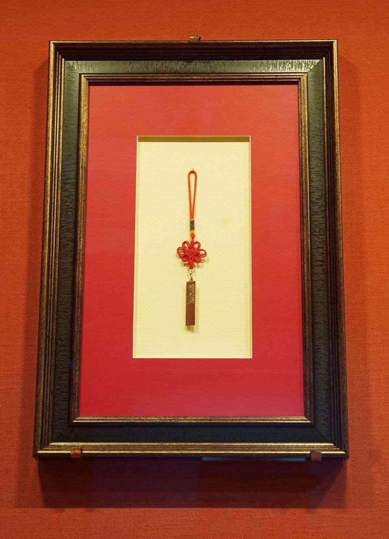 2017年5月，時任肯尼亞總統(tǒng)烏胡魯·肯雅塔贈送習近平主席的蒙內(nèi)鐵路紀念U盤。