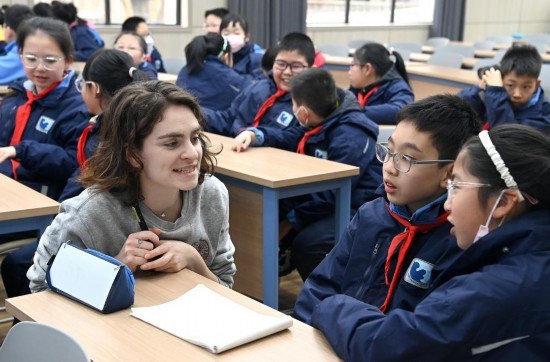  2023年12月18日，在西安新城區(qū)后宰門(mén)小學(xué)進(jìn)行的中法校園文化周法語(yǔ)語(yǔ)言沙龍上，西安法語(yǔ)聯(lián)盟的老師與學(xué)生進(jìn)行互動(dòng)。新華社記者 劉瀟 攝