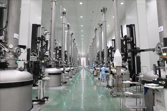 曲靖經(jīng)開(kāi)區(qū)晶澳太陽(yáng)能生產(chǎn)車(chē)間場(chǎng)景。 葉倬瑋攝