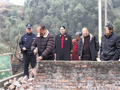  圖③：庭審結(jié)束后，在法官的見證下，陳某在院壩邊重新開鑿一條通道。