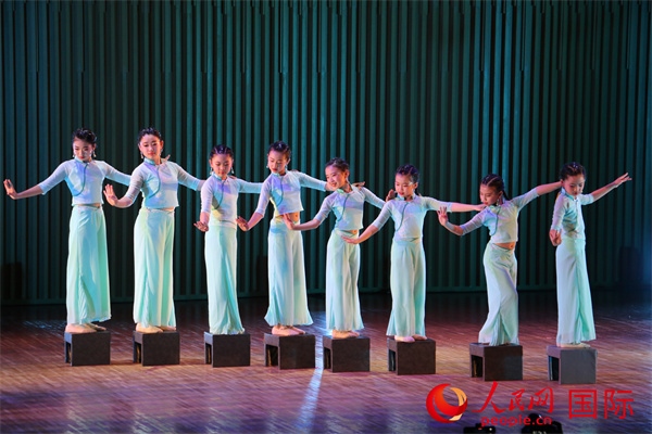 古典舞《碇步橋》。人民網(wǎng) 許可攝