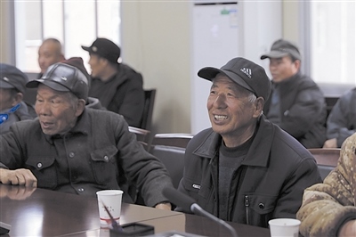  圖③：農(nóng)民工臉上洋溢著笑容。