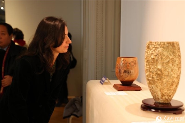 嘉賓和公眾參觀“絲路瓷行”——中國(guó)景德鎮(zhèn)陶瓷文化特展。人民網(wǎng)記者 尚凱元攝