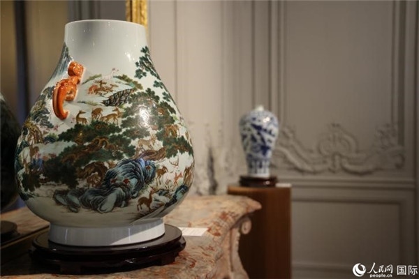 嘉賓和公眾參觀“絲路瓷行”——中國(guó)景德鎮(zhèn)陶瓷文化特展。人民網(wǎng)記者 尚凱元攝