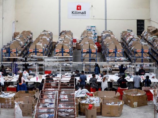 2023年11月11日，在肯尼亞姆洛隆戈，Kilimall員工在倉庫內工作。新華社記者 李亞輝 攝