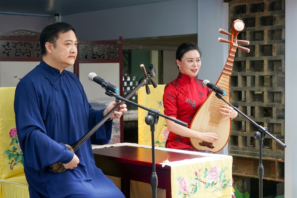 評彈藝人在蘇州平江路上的一家評彈店內(nèi)進行表演（2023年7月7日攝）。新華社記者 李博 攝