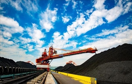 國家能源集團黃驊港煤堆場堆料機正在作業(yè)。受訪者供圖