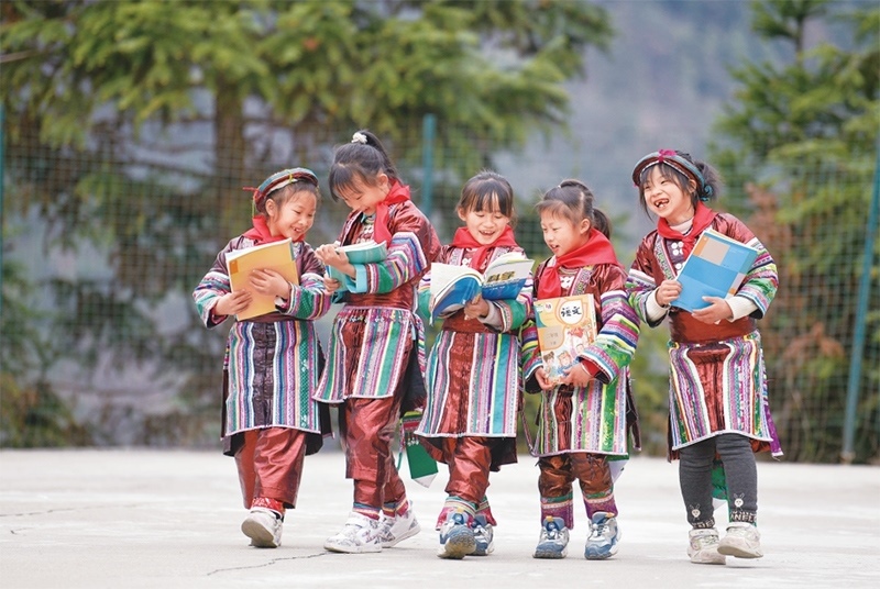 位于貴州省黔東南苗族侗族自治州從江縣大山深處的西山鎮(zhèn)中寨教學(xué)點(diǎn)，是一所全校均為瑤族學(xué)生的“微小學(xué)”。近年來(lái)，隨著教學(xué)條件逐漸改善，學(xué)校發(fā)生了翻天覆地的變化。圖為2023年2月16日，領(lǐng)到新書(shū)的瑤族學(xué)生在一起交流。 新華社記者 楊文斌/攝