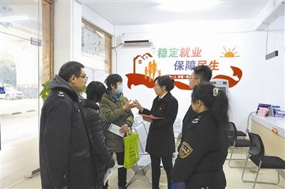  圖③：調(diào)解后，法官現(xiàn)場(chǎng)向當(dāng)事人做釋法析理工作。