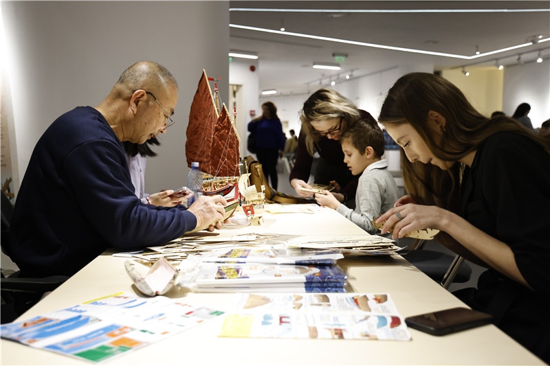 中國泉州非遺大師現(xiàn)場指導制作水密隔艙福船制造技藝。 布加勒斯特中國文化中心供圖