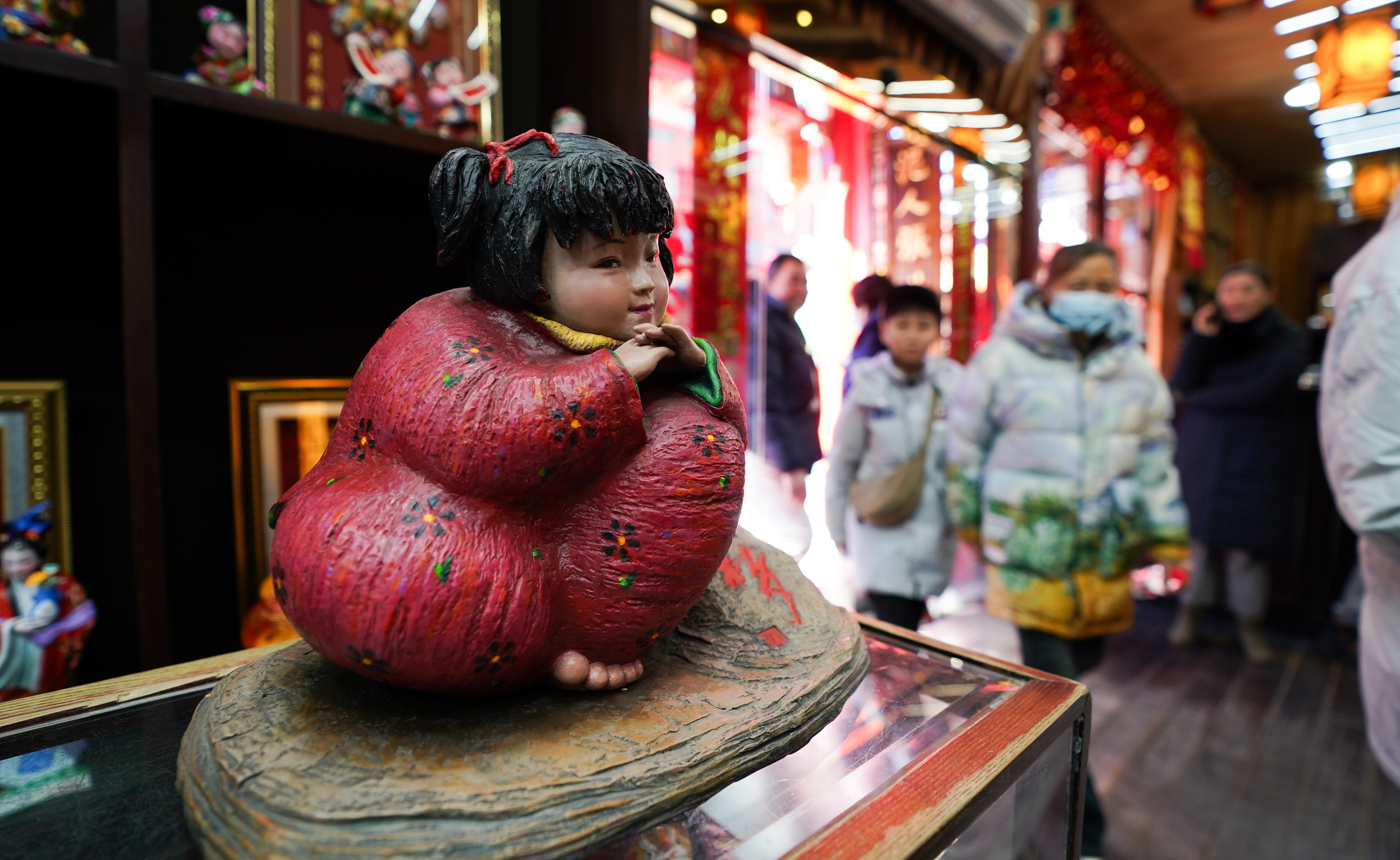 △泥人張彩塑是天津的傳統(tǒng)民間手工藝品，為天津市首批國家級非物質(zhì)文化遺產(chǎn)。（總臺國廣記者李晉拍攝）