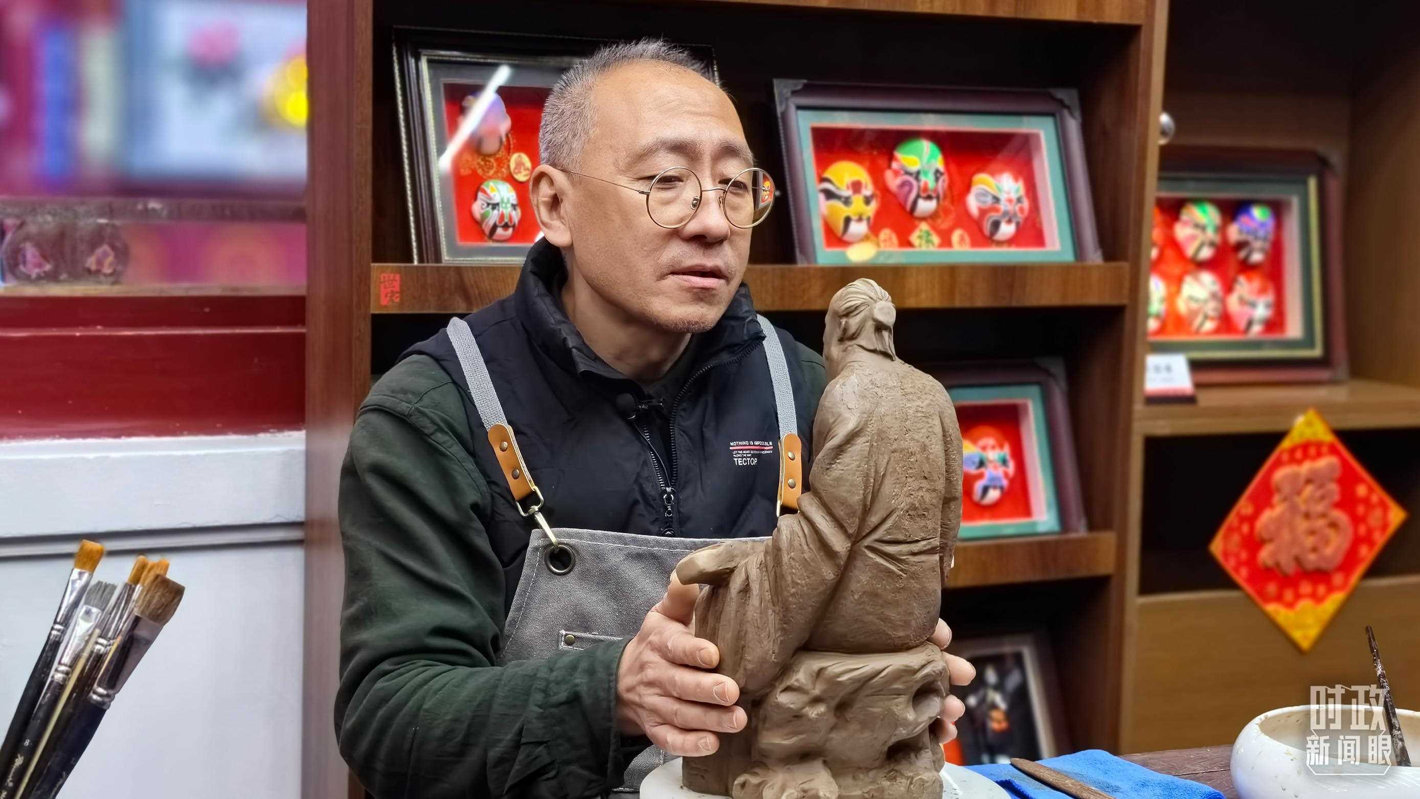 △“泥人張”的匠人正在雕塑。（總臺(tái)央視記者潘毅拍攝）