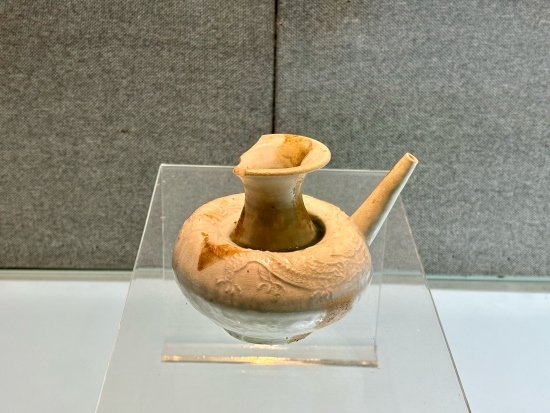 德化縣陶瓷博物館收藏的龍紋軍持。人民網(wǎng)記者 金慧慧攝