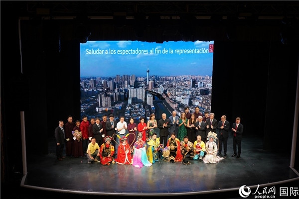 圖為王衛(wèi)大使與蒙迪諾外長等嘉賓登臺祝賀。人民網(wǎng)記者 許放攝