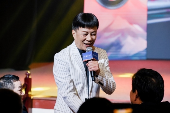 “何以中國·向海泉州”網(wǎng)絡(luò)主題活動現(xiàn)場，陳百潭演出時與觀眾互動。泉州廣播電視臺供圖