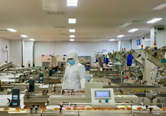 盼盼5G智慧工廠生產(chǎn)線正在進行產(chǎn)品質檢。人民網(wǎng)記者 金慧慧攝