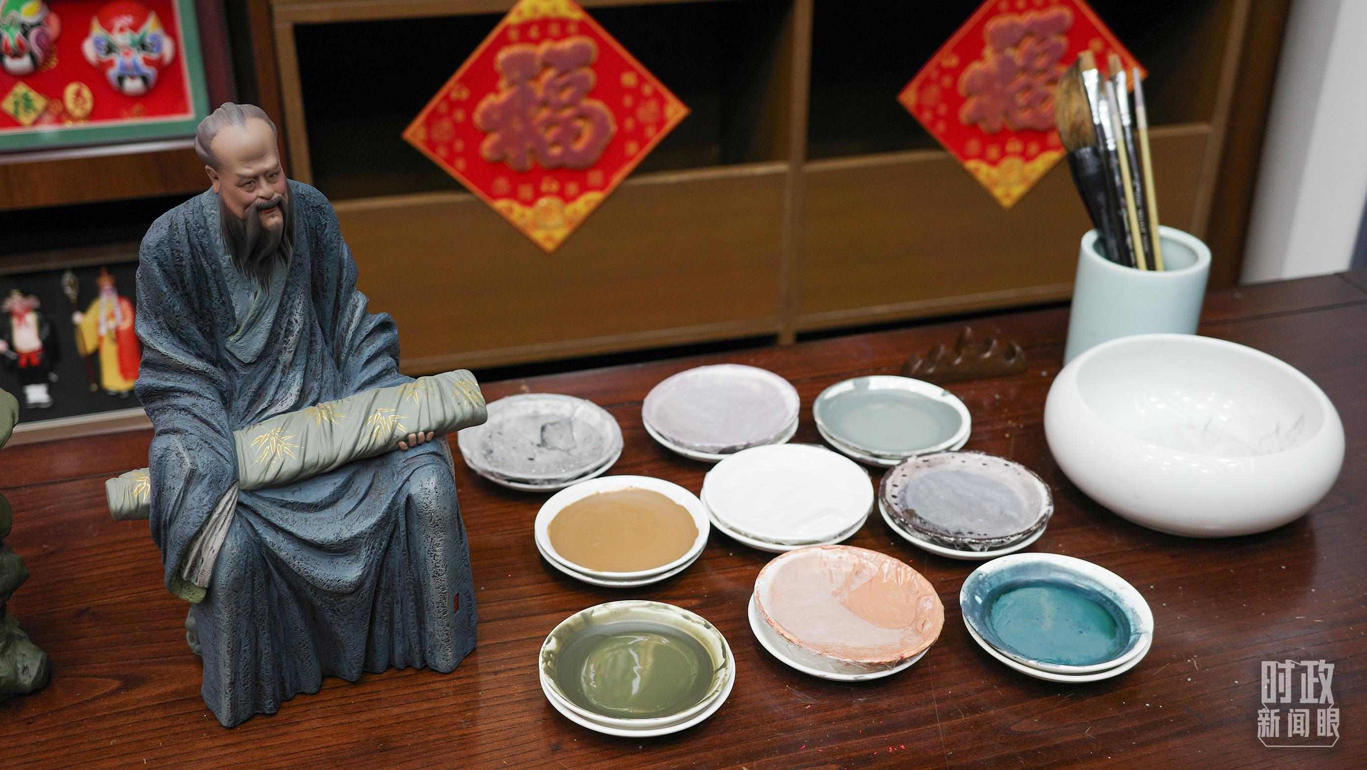 △天津古文化街，泥人張店鋪的上色顏料展示。（總臺(tái)央視記者覃思拍攝）