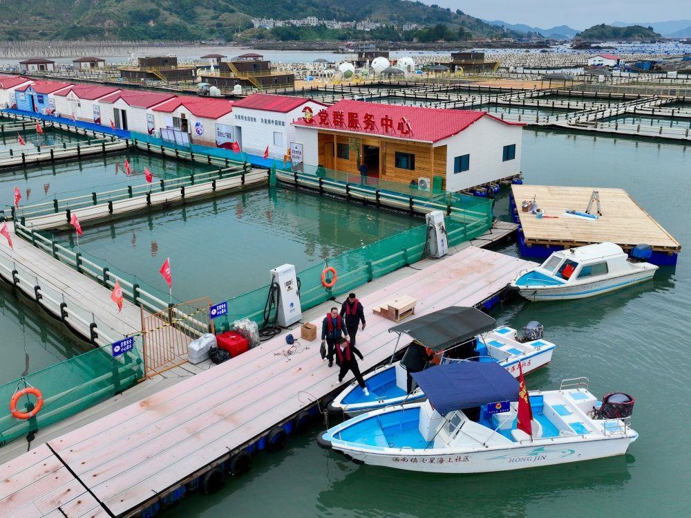 △2023年11月14日，福建寧德市霞浦縣溪南鎮(zhèn)七星海上社區(qū)的工作人員，前往轄區(qū)漁排進行民情走訪。