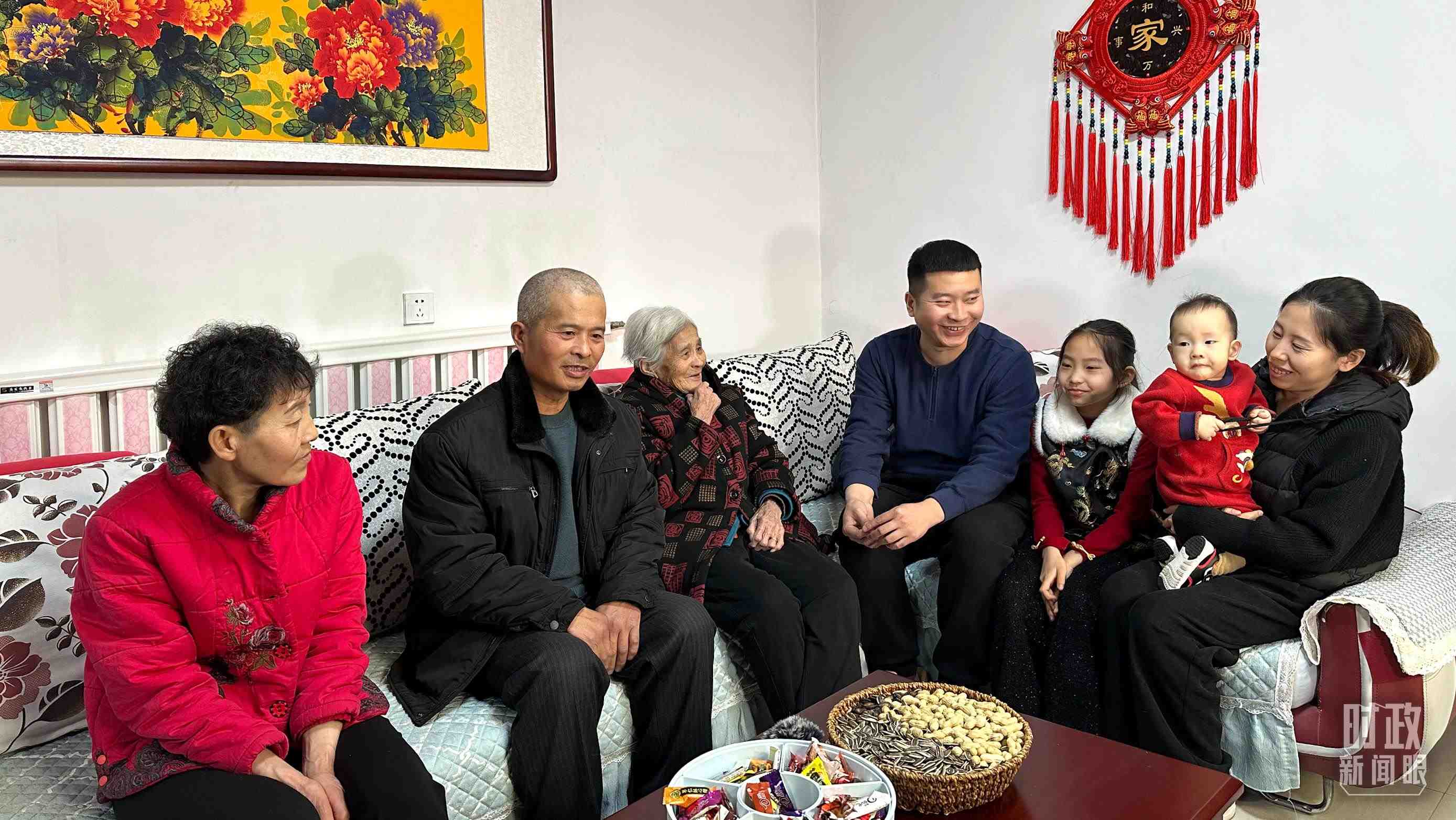 △第六埠村村民杜洪剛一家。（總臺(tái)央視記者趙化拍攝）