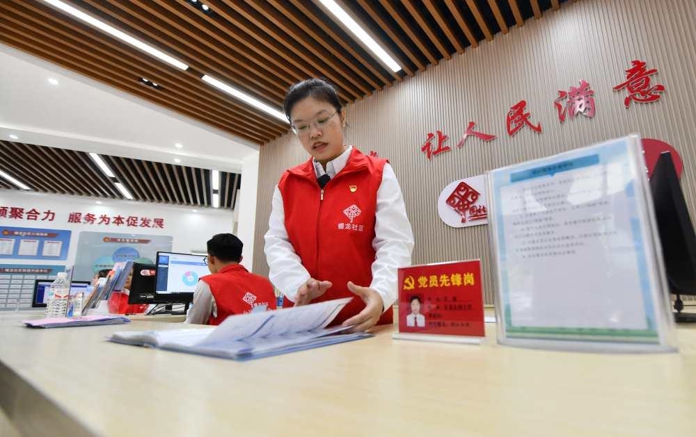 △2023年12月14日，廣西南寧市蟠龍社區(qū)，工作人員在為居民服務(wù)。