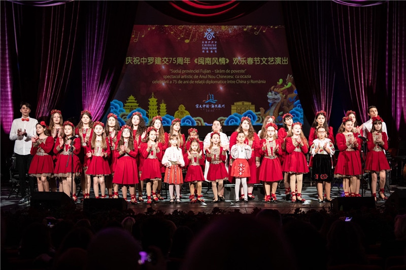 圖為羅小快板兒童合唱團(tuán)在演唱中文歌曲。 中國(guó)駐羅大使館文化處供圖。