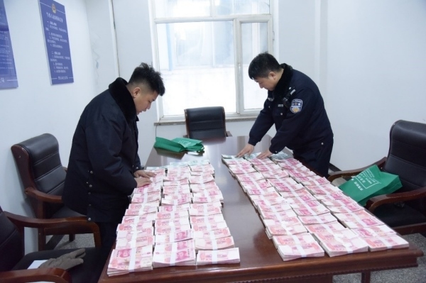 民警清點(diǎn)涉案資金。磐石市公安局供圖