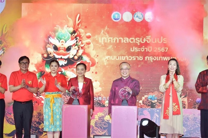 泰國旅游與體育部長素妲婉、中國駐泰國使館公使吳志武代表中泰雙方同時觸按水晶球點亮龍頭彩燈。中國駐泰國使館供圖