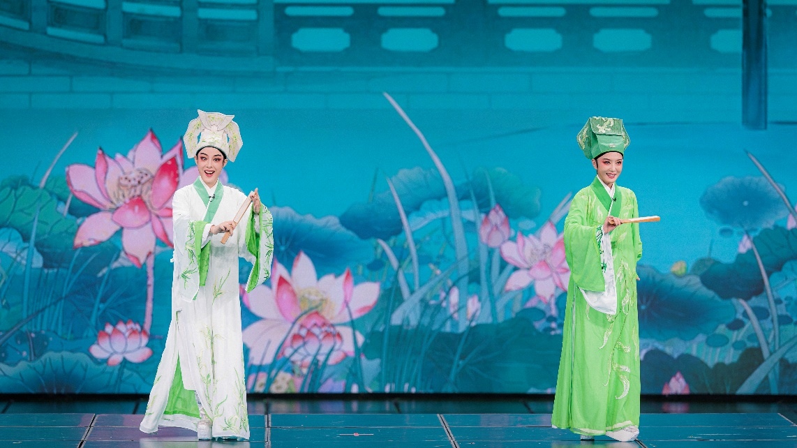 青年越劇演員陳麗君、李云霄彩排現(xiàn)場。主辦方供圖