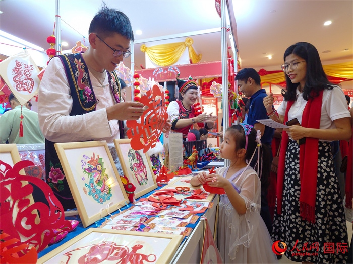 活動現(xiàn)場的剪紙展示。人民網(wǎng)記者 謝佳君攝