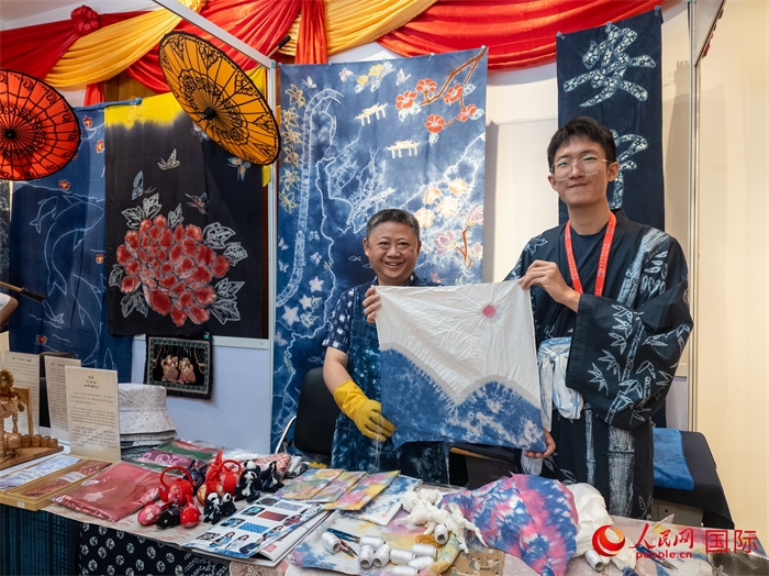 活動現(xiàn)場的扎染展示。人民網(wǎng)記者 謝佳君攝